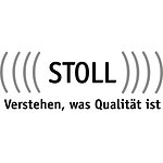 Akustik Gitarre auf Bühne bei Live-Auftritt, Fokus auf Qualität und Tonklarheit.